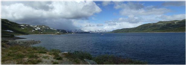 Lago Tyin (cerca de Jotunheimen) en verano Lago Tyin (cerca de Jotunheimen) en verano