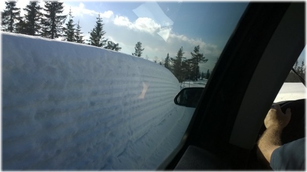Conduciendo por un camino en la nieve. Conduciendo por un camino en la nieve.